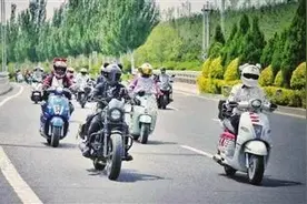 太原“辫子女孩”戴好头盔出发了！骑上心爱的小摩托 四处看风景！图片