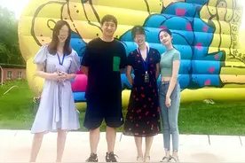 黄磊带女儿出游，与路人合影无架子，16岁多多穿露脐装打扮清纯图片