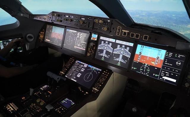 (c919的"玻璃化座舱"非常简洁)老式的飞机操纵系统是机械式的,飞行员