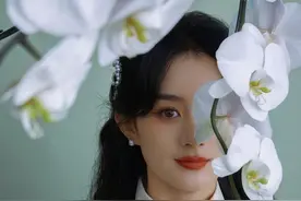 赵丽颖上央视五四晚会，穿高定旗袍裙打扮奢侈，35岁变成人间烟火图片