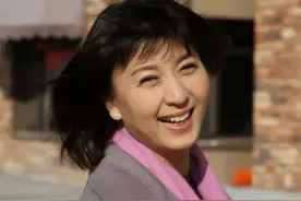 闫学晶：20岁一婚，深得继女喜欢，二婚嫁富豪后，45岁高龄生二胎图片