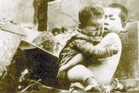 1937年日军轰炸上海南站，坐在铁轨上大哭的男孩，活下来了吗图片