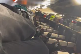 女子在火车上座位被占，竟爬上行李架睡觉，当事人：不好意思叫醒占座的小哥，又实在困的不行图片