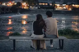 女人主动送你这4样东西，有可能在向你“示爱”，男人别不解风情图片