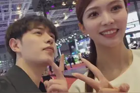 “当众亲吻，18位车模主动加我”童锦程现身上海车展美女环绕图片