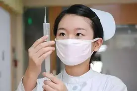 女护士处理男患者隐私部位时，会觉得尴尬吗？24岁护士说出实话图片