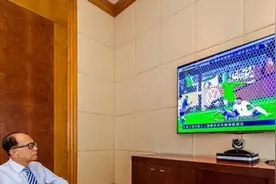 李嘉诚：简朴生活，千亿富翁，青菜与轮椅图片