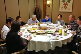 酒桌上，从不主动敬酒的人，看似窝囊还没有出息，实则都是聪明人图片