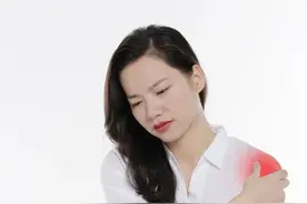 没有一个爱玩手机的人能逃过“手机肩”图片