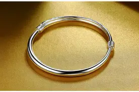 女性长期戴“银手镯”，身体有什么变化呢？或许多数人还不了解图片