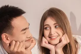 广东农村小伙娶大6岁乌克兰美女，妻子身怀六甲还在做农活图片