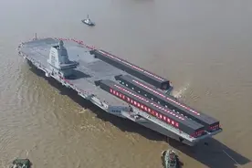 003新航母下水！中国福建舰用电磁弹射，比美国航母强在哪？图片