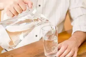 喝水后一直小便的人和半天不去厕所的人，谁的身体更健康一些？图片