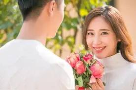 两性交往：与你在一起的虚伪女人，会有这些表现图片