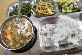 乡镇公务员食堂都吃啥？福建小伙晒体制内食堂伙食，却遭网友质疑图片