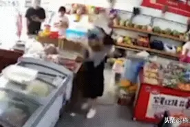 河北保定两女子疯狂打砸超市，警方：双方之前有纠纷图片