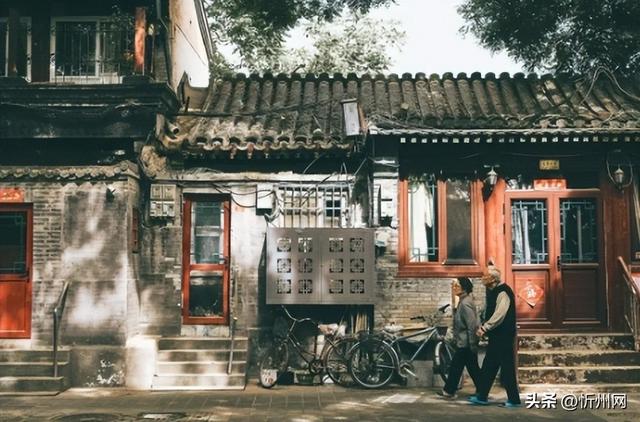 北京大爷喝酒被嘲“低人一等”，大爷：我家宠物狗住的都是四合院