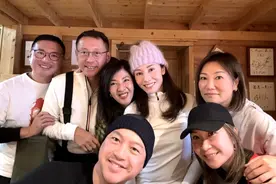 李嘉欣晒豪门大合照，许晋亨侄子携妻现身，家族神秘成员浮出水面图片