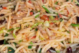 #炒米线 很简单，两步:第一看完视屏，第二：分享给你家做饭的#炒米线做法#跟着抖音学做菜  视频封面