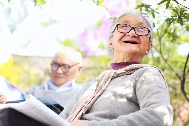 退休医生坦言：寿命长不是靠多走路和多睡觉，坚持2件小事很重要