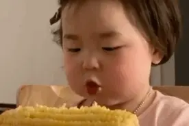表情包动图片/ 看什么看，没见过美女吃东西呀图片