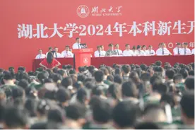 “像郑钦文一样归零”！9位高校校长喊话大一新生图片