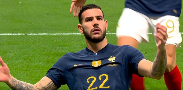 世界杯决赛， 法国队来了！一场2-0踢出84年神迹，对手女球迷哭了