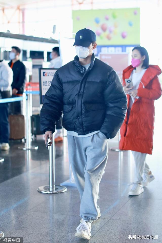 王凯穿黑色羽绒服现身机场 搭配灰色牛仔裤简约且休闲