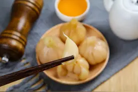 大蒜上市，教你腌咸蒜的做法，香脆咸香，开胃解腻，好吃还下饭图片