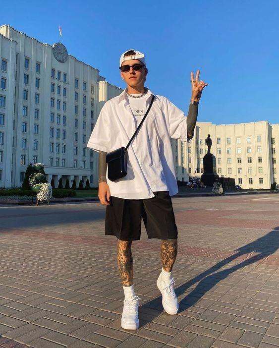 今夏,"露长袜"这种穿法真的很火,各路潮人都上头了
