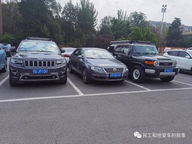 看这个丰田FJ改的很不错，轮毂超级复古，外观颜色也少见。