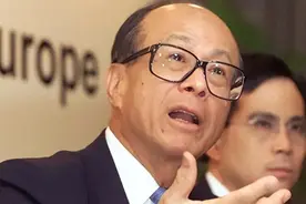 许家印只吃进口水果，喝水也是喝依云，李嘉诚却对吃不怎么讲究图片