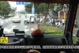湖北武穴：女子左脚被摩托车脚撑刺入，消防紧急救人图片