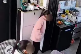 妈妈晕倒仨孩子无动于衷，教育面前，别扯年龄！图片