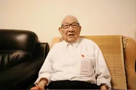 惊动军区！浙江93岁老汉去民政局登记，搬出一箱子军功章暴露身份图片