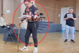 53岁于谦身体状态引担忧！和郭德纲排练话剧，拄拐杖走路背部弯曲图片
