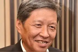 王校长今年十月面临退休，曾披露今生最大遗憾：母亲离世没能尽孝图片