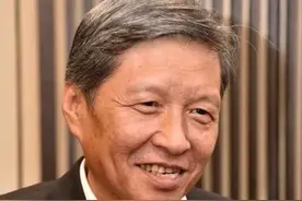 王校长今年十月面临退休，曾披露今生最大遗憾：母亲离世没能尽孝图片