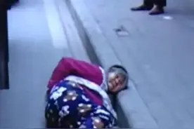 老太太自己摔倒反讹上救命司机，到死都不肯归还司机垫付的两千元图片