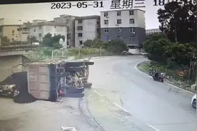 超载25倍滚烫沥青混凝土的货车侧翻，母子被埋压不幸身亡，家属希望严惩肇事司机图片