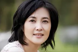 王菁华：和常戎恋爱11年后分手，他转身娶小17岁女友，她单身至今图片