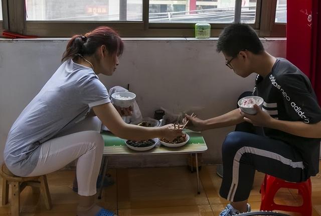 陪读母亲含泪坦言:如若可以重来,不会同意学生走读,引家长共鸣