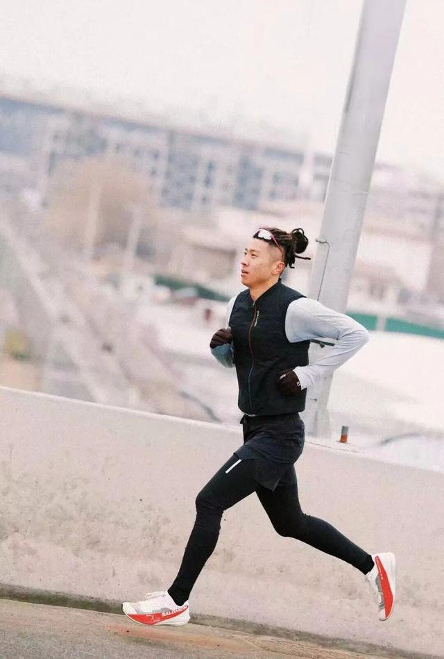 冬天跑步的年轻人，在城市冒险中重新定义自己