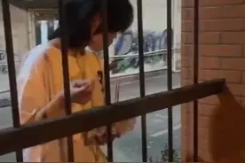 爸爸想女儿来学校找女儿吃宵夜图片