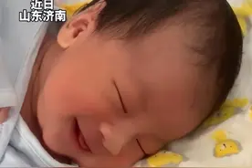 宝宝被“吓”到了，别盲目叫醒孩子，家长这样“消惊”让宝宝睡好图片