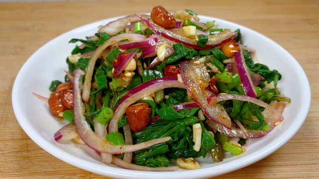 4月，遇到刺菜抓紧吃，一杀菌，二消炎，三护肝，随手一拌真鲜美