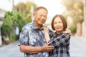 2个60多岁的老人，说出感染艾滋的经历，艾滋病的三个前兆要了解图片