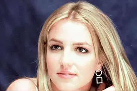 小甜甜布兰妮：17岁出道即巅峰，被父亲奴役13年，体内放节育器图片