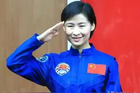 女航天员刘洋“全家福”曝光！老公罕见露面，英姿飒爽一表人才图片