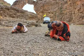 阿拉善遍地玛瑙石：当地人石头生意做得好，一只“小鸡”值1.3亿图片